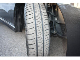 右前タイヤ タイヤ4本新品交換済みです!ダンロップ:エナセーブRV505!タイヤパンク保証プログラム販売中!もしもの時にタイヤ4本新品交換!詳細はスタッフまで!※ホイールロックナットは展示用です。