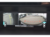 様々な情報を映し出すマルチファンクションディスプレイ。シフトレバーをリバースにすると連動してサイドカメラ映像&バックセンサーに切り替わります。スイッチ一つでフロントカメラへの切り替えも出来ます