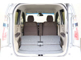 簡単に収納できる後部座席!大空間が出現します!シートアレンジが多彩な点も特徴です!レジャー用品も積み込めます!