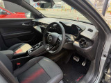 運転席になります。