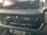 オートエアコンなので、風量の切り替えを自動調節し温度を保ってくれます☆運転席と助手席で温度変化出来ます。