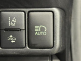 【AHB:オートマチックハイビーム】クルマに搭載されたシステムが、先行車や対向車の存在のほか周囲の明るさを検知し、ハイビームとロービームを自動で切り替える機能です。