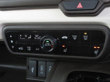 エアコンはオートエアコンでお好みの温度調整が出来、オールシーズン快適にドライブできます!さらに、運転席&助手席シートヒーターが付いてます。2段階に温度設定が可能です。
