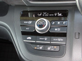 エアコンはオートエアコンでお好みの温度調整が出来、オールシーズン快適にドライブできます!さらに、運転席&助手席シートヒーターが付いてます。HIとLOの2段階に温度設定が可能です。