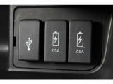 USBジャックも搭載。車内で音楽再生だけではなくスマートフォン等の機器へ充電可能です♪