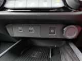 USB電源ソケット(タイプA 1個、タイプC 1個) 、ワイヤレス充電器装備