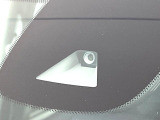 【エマージェンシーブレーキ】走行中に前方の車両等を認識し、衝突しそうな時は警報とブレーキで衝突回避と被害軽減をアシスト。より安全にドライブをお楽しみいただけます。