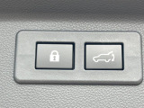 【パワーバックドア】スマートキーや運転席のボタンを押すだけでリアゲートが自動で開閉します!荷物を持っている時や、高い位置にあるバックドアを閉める際に便利な機能です♪