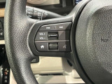 ステアリングにオーディオ操作スイッチが付いています。オーディオ画面に直接タッチしなくても操作が出来ますので、運転に集中できます。