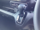 インパネシフトだから視線の移動も少なく足元もスッキリ♪運転席もゆったりしているのでゆとりを持ってドライブできますね!