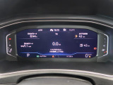 メーターパネル内のディスプレイに、トリップコンピュータやオートチェックシステム等の情報を表示。平均時速や外気温、各種警告灯が確認できる他、平均燃費などを表示する機能を備えています。