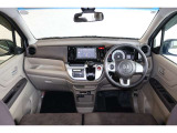 操作性に優れた運転席となります!小物入れや各ボタンの配置にこだわり、使いやすいです!座り心地もよく視認性も良好なのでロングドライブもお任せ下さい!