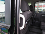 リアシートのコンディションも良好です!!同乗者のひざ周り、足元空間もしっかりキープ♪低床フロアにセンターピラーグリップを設置♪同乗者の乗り降りのしやすさも重要です☆☆ぜひ当店にてお確かめ下さい!!