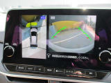 多彩なナビ機能に加えて、アラウンドビューモニターの画像も大画面に映し出されます。周囲の状況をもっと確認しやすくなり、駐車が楽に安心して行えます。