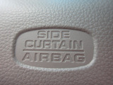 サイドカーテンエアバックシステムは、側面衝突時に大人から子供までさまざまな体格の乗員の頭部や頚部を広範囲で保護。特にセンターピラーへの頭部衝突を防ぐ展開性能を実現しています。