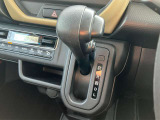 操作しやすいインパネシフトで足元広々。変速ショックの少ないCVTで快適にドライブできますね!