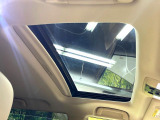 【サンルーフ】開放感たっぷりの希少装備、サンルーフが装着されています!車内に明かりを取り入れたり景色を楽しむ以外にも、車内の空気も簡単に換気できて快適です!