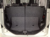 リアシートを使用していても、しっかり積めるワイドなトランクスペース!