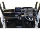 操作性に優れた運転席となります!小物入れや各ボタンの配置にこだわり、使いやすいです!座り心地もよく視認性も良好なのでロングドライブもお任せ下さい!