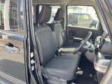 運転席まわりには十分なスペースがあり、大柄な方でもゆったり運転していただける環境です。