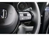 Hondaセンシングの機能のひとつ、アダプティブクルーズコントロール付!アクセルから足を離しても設定したスピードと前車との車間を保ち走行してくれます!車線維持もアシスト☆高速道路で疲労軽減ですね☆