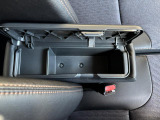 アームレストにも収納があります♪