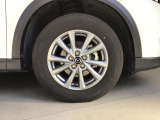 純正アルミホイール装着☆足回りが引き締まって見えてカッコいいですね☆
