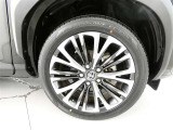 【純正アルミホイール】・・・純正アルミホイールでタイヤの山もしっかり残っております!ユーカー選びのポイントのひとつです。