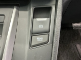 電動パーキングブレーキ、信号待ちや渋滞時などブレーキを踏み続ける場合に比べて足腰の疲労が軽減されるオートブレーキホールド付きです!