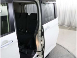 両側パワースライドドア付きだから、狭い駐車スペースなどでの 乗り降りラクラク!小さなお子さまのいるご家庭には嬉しい装備。
