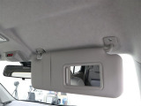 サンバイザーには、身だしなみを確認できるミラーが付いてます♪
