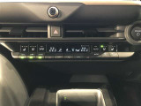 左右独立温度コントロールフルオートエアコンです。運転席、助手席それぞれで独立して温度設定ができます。冷え性の方が乗っても安心ですね♪