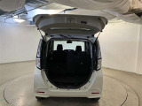 バックドアを上げた状態です。シートのアレンジ次第で荷室のスペースが広くなります!用途に合わせて快適な室内を!