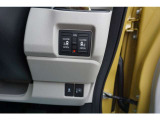 両側スライドドア付。通常のドアに比べて、車のボディーに対し平行に開閉し、開けてもスペースを取りません。出入り口が大きいドアはお子様のいるご家庭はもちろん、混んだ駐車場でも大活躍です!