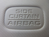 サイドカーテンエアバックシステムは、側面衝突時に大人から子供までさまざまな体格の乗員の頭部や頚部を広範囲で保護。特にセンターピラーへの頭部衝突を防ぐ展開性能を実現しています。