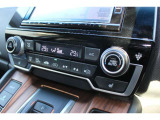 フルオートエアコンが装備されています!お好みの温度設定をするだけでエアコンの風量やモードの切り替えを自動でコントロールしてくれます!ユーザーの操作が少なく燃費走行にもつながります!
