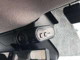 日産純正ドライブレコーダーは前方に加え、室内〜後側方を撮影するタイプ。ナビ画面でも操作可能。wifiでスマホからも。