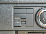 スライドドアは電動となっており、ドアハンドルを引くと自動で開閉しますが、運転席横のスイッチでも開閉させることができます。