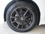 社外17インチアルミホイール(215/55R17)、現在はスタットレスタイヤが装着されていますが納車前に純正アルミホイール&ノーマルタイヤに交換致します。