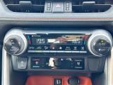 【 オートエアコン 】車内温度を感知して自動で温度調整をしてくれるのでいつでも快適な車内空間を創り上げます。