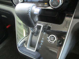 オーバードライブ付きシフト!エンジンはボタン押すだけのプッシュスタート式です。