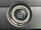 プッシュボタンスタートは電子カードキーを携帯していれば、ブレーキを踏みながらボタンを押すだけで、エンジンの始動が手軽に、スマートに行えます。