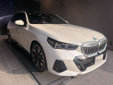 【BMWの伝統-1】BMWの特徴的な&ldquo;キドニーグリル&rdquo;は、80年以上続く伝統の形でございます。変わらないこだわりのデザインが、プレミアムブランド&ldquo;BMW&rdquo;を創り出します。