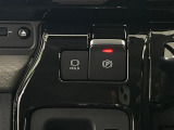 【電動パーキングブレーキ】パーキングブレーキは便利な電動式!ボタン一つで操作でき、アクセルを踏めば自動で解除されます♪レバーやペダルが無いので運転席廻りもすっきりしますね♪