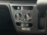 ダイヤル式のマニュアルエアコンが標準装備♪。スイッチが大きくて見やすくなっております。エアコンパネルの上の目立つ位置にハザードスイッチがあり、初めて乗っても見つけやすく押しやすい位置になってます。