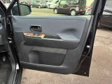 乗り降りで多く使用する運転席席ドアですが、目立った傷や汚れもなく綺麗です!