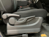 運転席はシートリフター付きで運転しやすいポジションを設定できます♪