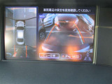 パノラミックビューモニター&バックモニター♪車両の前後左右に搭載した4つのカメラの映像を合成し、車を真上から見ているような映像を表示♪