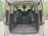 後席を格納すると、これだけの広さが!シーンに合わせたシートアレンジで、大きな荷物も積むことが出来ます♪