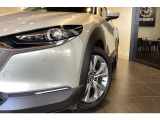 CX-30のデザインは、光の移ろいで一瞬ごとに違う表情を見せる凛としたデザイン、深い上質と居心地のよさに包まれる豊かな空間が魅力です。